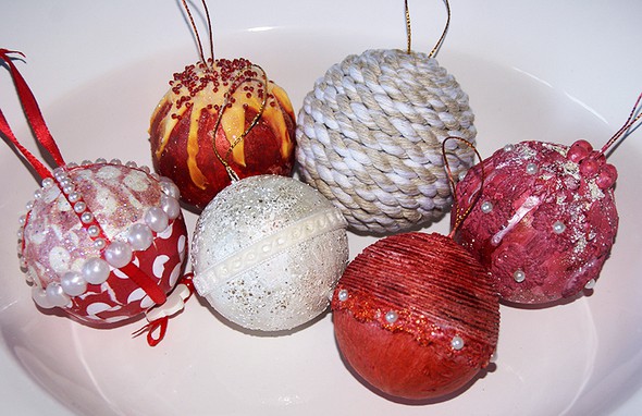 Altered Christmas tree baubles by Saneli gallery